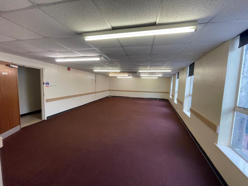 Lot: 145 - VACANT COMMERCIAL PREMISES IN HIGH STREET LOCATION - First floor self contained space to front of building